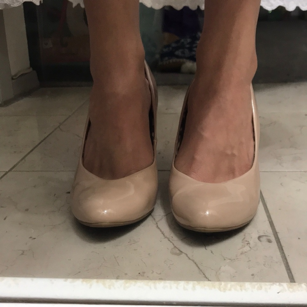 Nude pumps